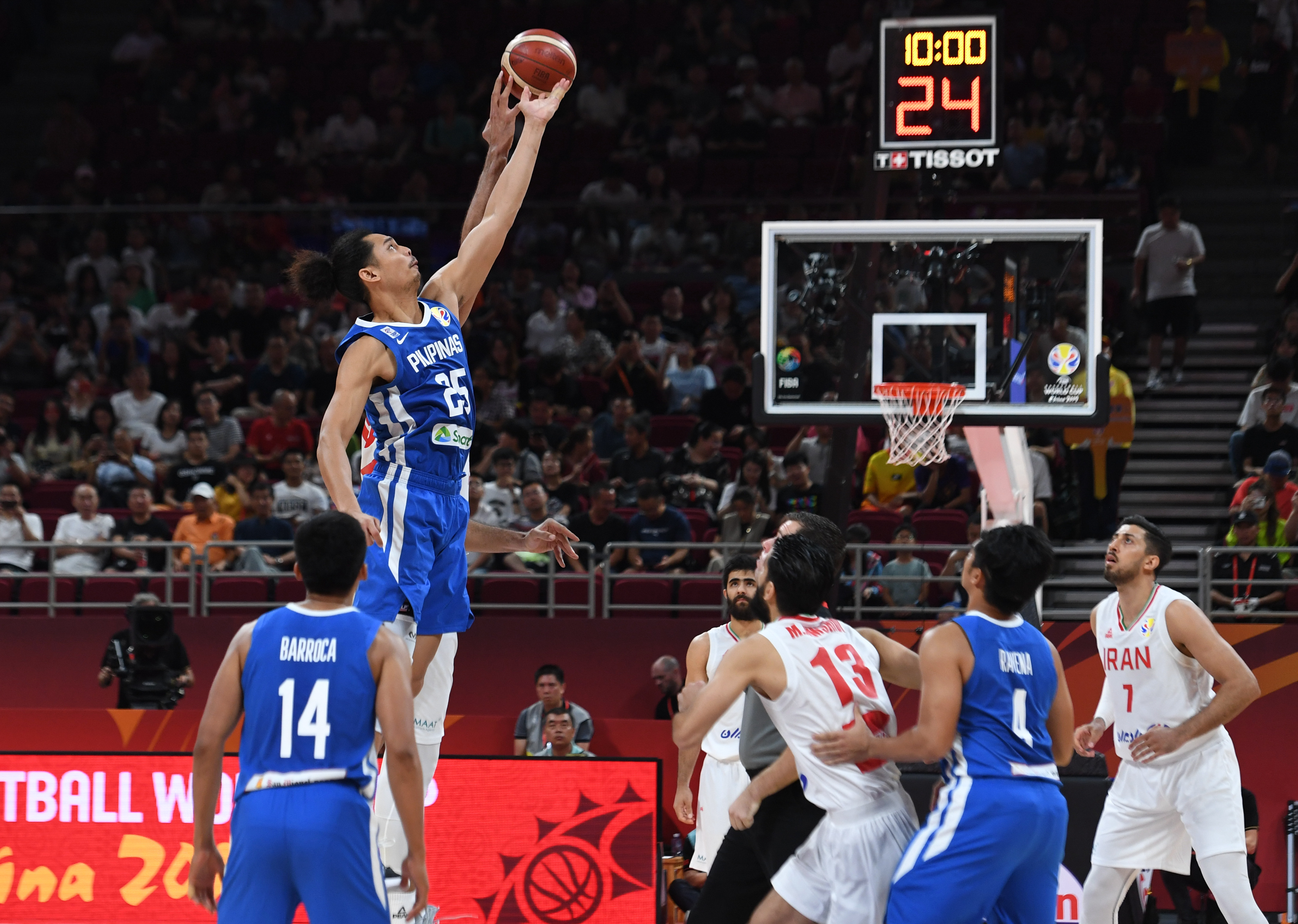 包含菲律宾篮球赛场外风波不断，球迷疯狂喊话的词条